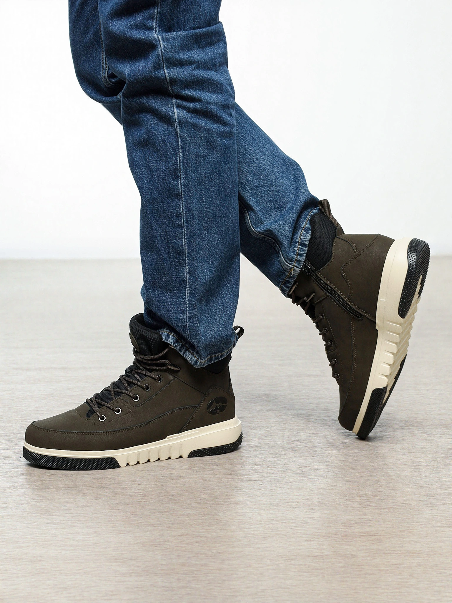 Ботинки комбинированные цвета хаки на контрастной средней подошве